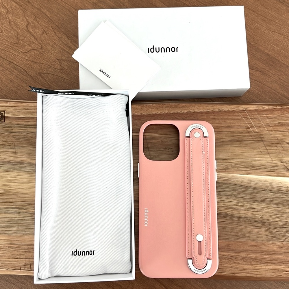 Good condition Idunnor pink leather case with strap handle